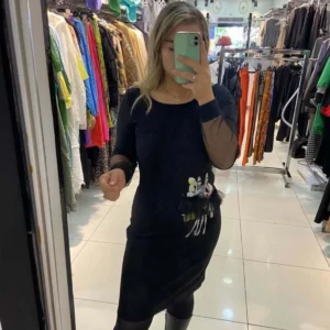 tül kollu siyah örme elbise – 3D tül detaylı, diz boyu | Entari Butik