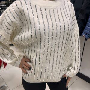 krem pul detaylı kadın triko kazak ön görünüm italyan üretim krem triko kazak model üzeri şık pul detaylı kadın kazak kombin rahat kalıp krem triko kazak detay