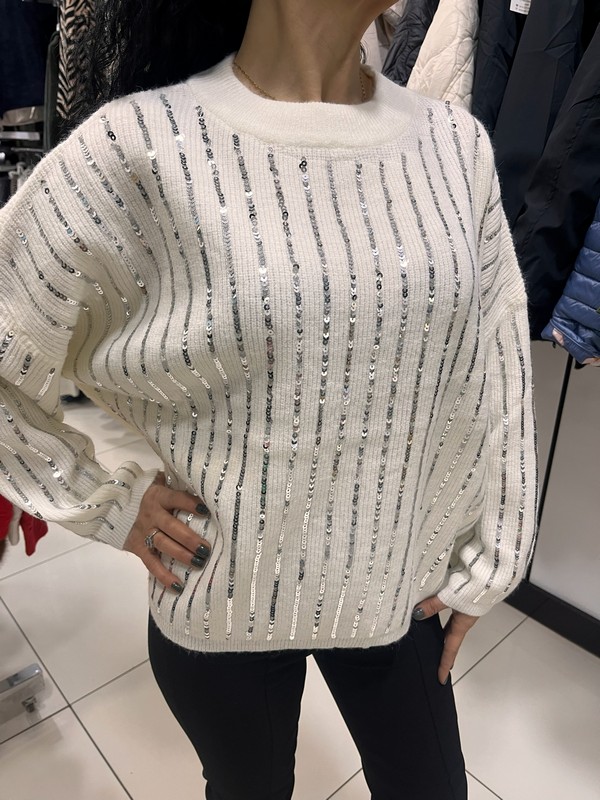 IMG_1300 krem pul detaylı kadın triko kazak ön görünüm italyan üretim krem triko kazak model üzeri şık pul detaylı kadın kazak kombin rahat kalıp krem triko kazak detay