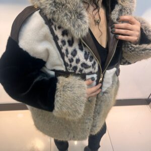 Kapüşonlu çok renkli kürk detaylı desenli kadın ceket ön ve arka görünüm