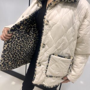 Leopar kürk detaylı bej kadın mont önden görünüm.