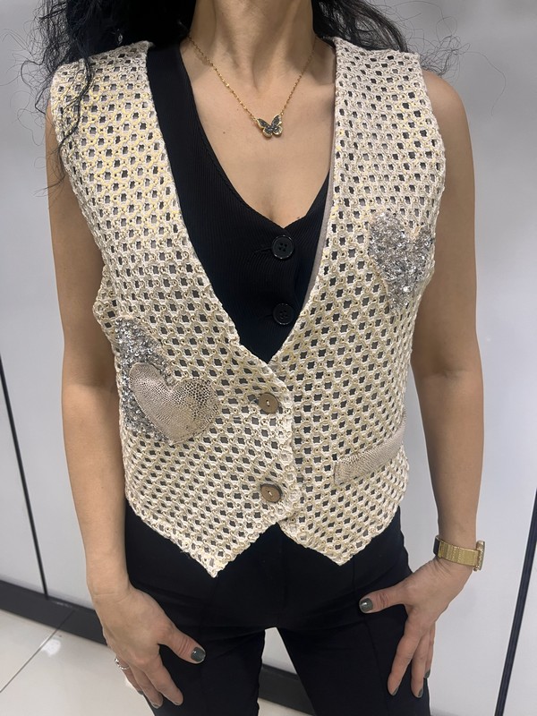 36-38 beden manken üzerinde file dokulu taş rengi kalp detaylı kadın yelek önden görünüm